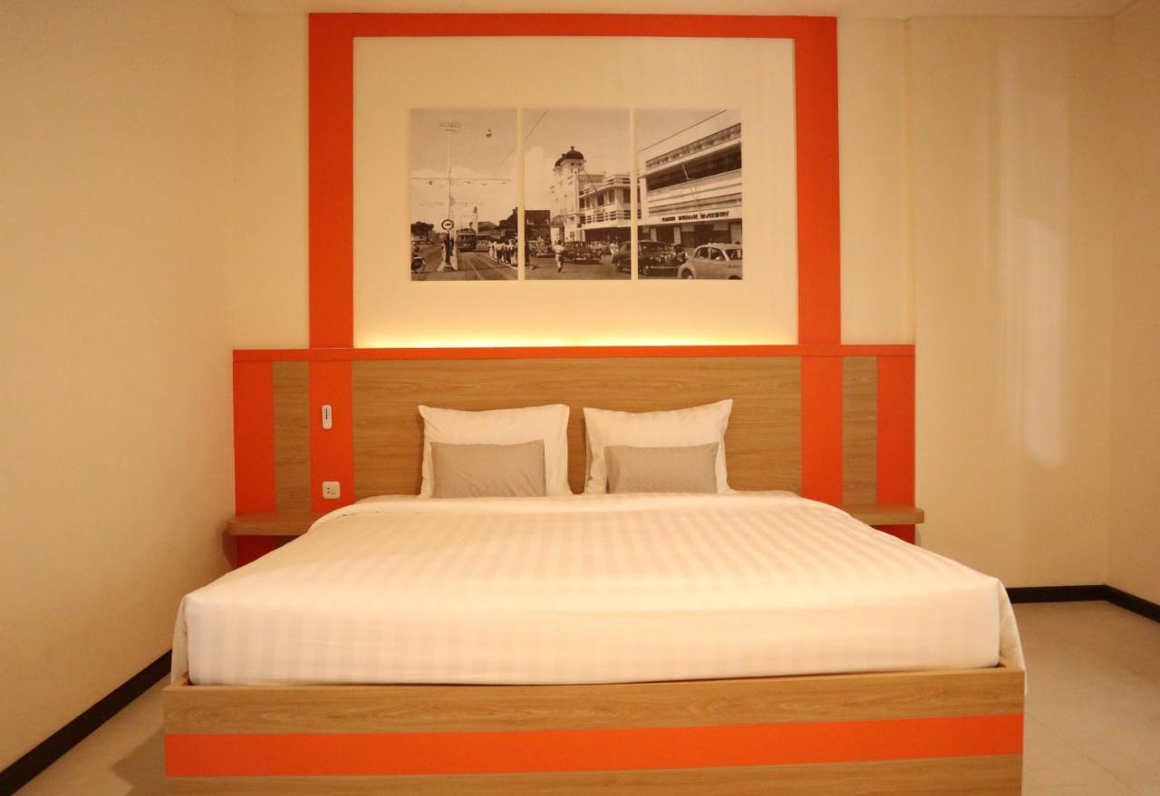 D'Carol Hotel Surabaya Esterno foto