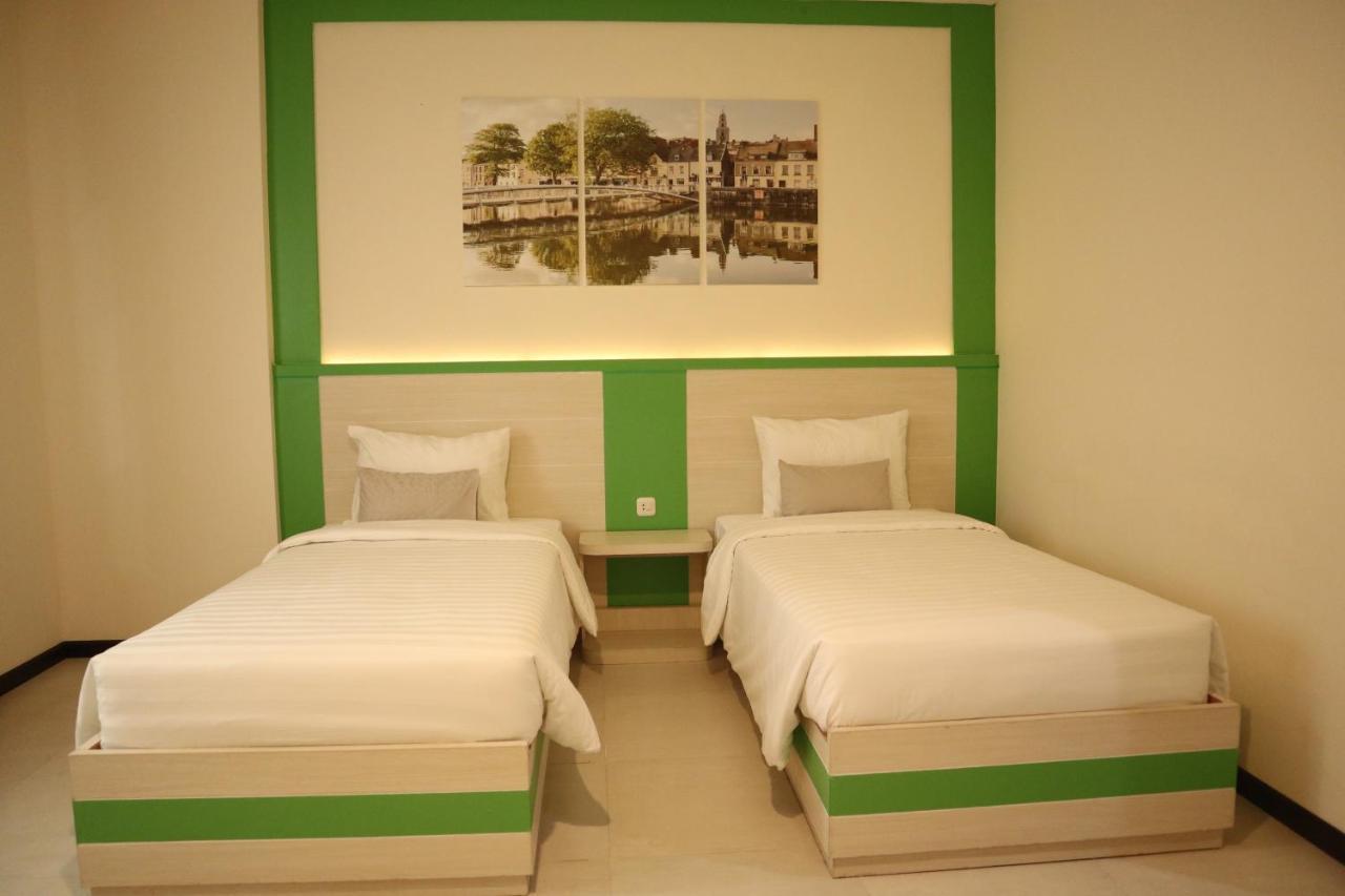 D'Carol Hotel Surabaya Esterno foto