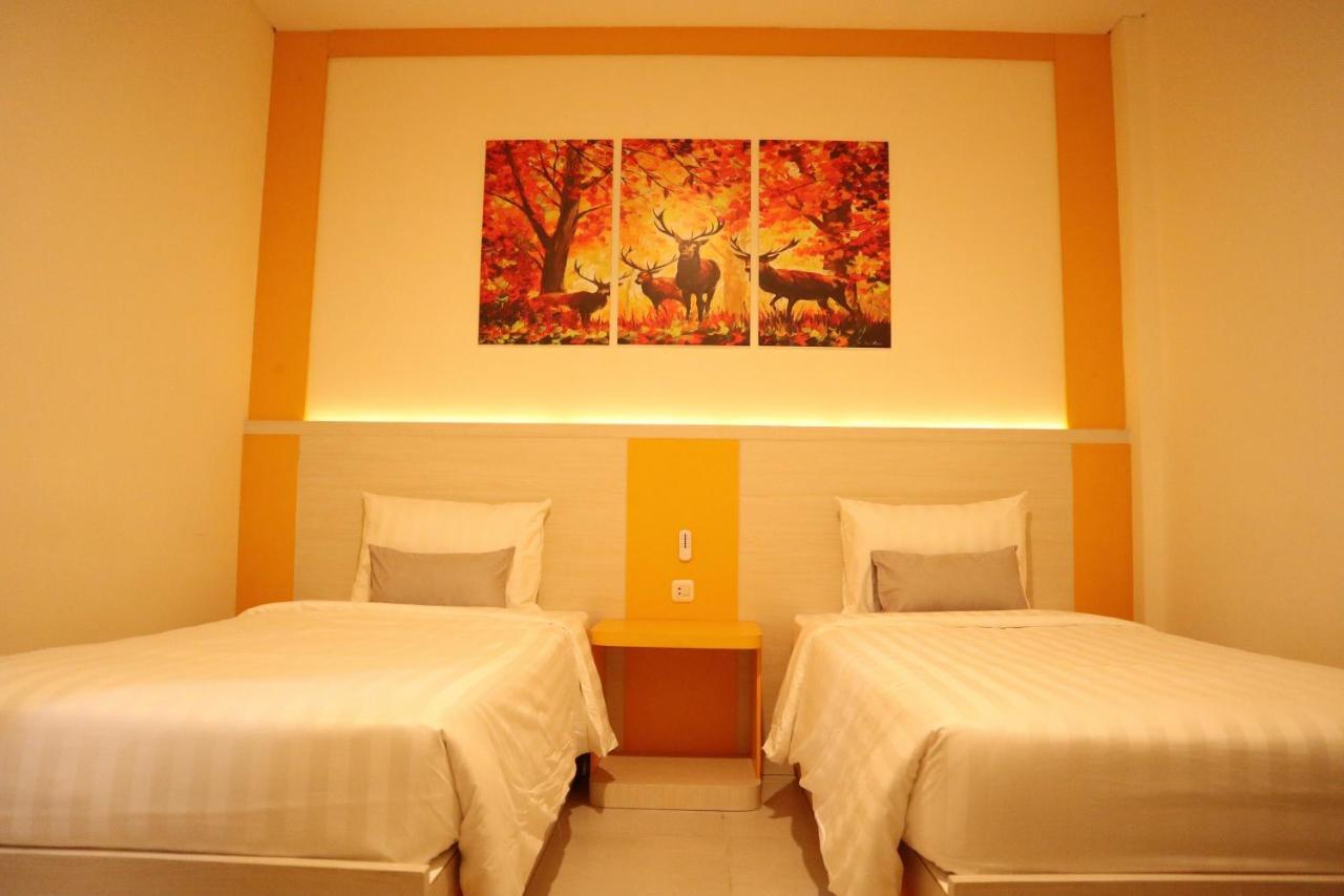 D'Carol Hotel Surabaya Esterno foto