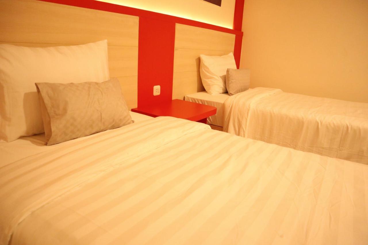 D'Carol Hotel Surabaya Esterno foto