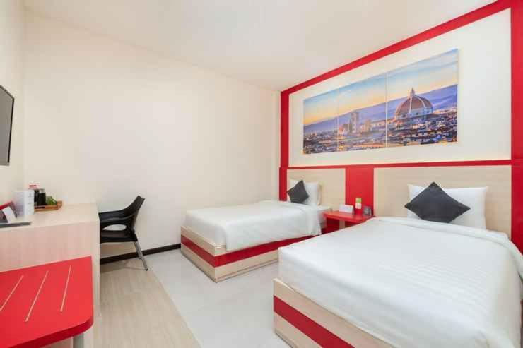 D'Carol Hotel Surabaya Esterno foto